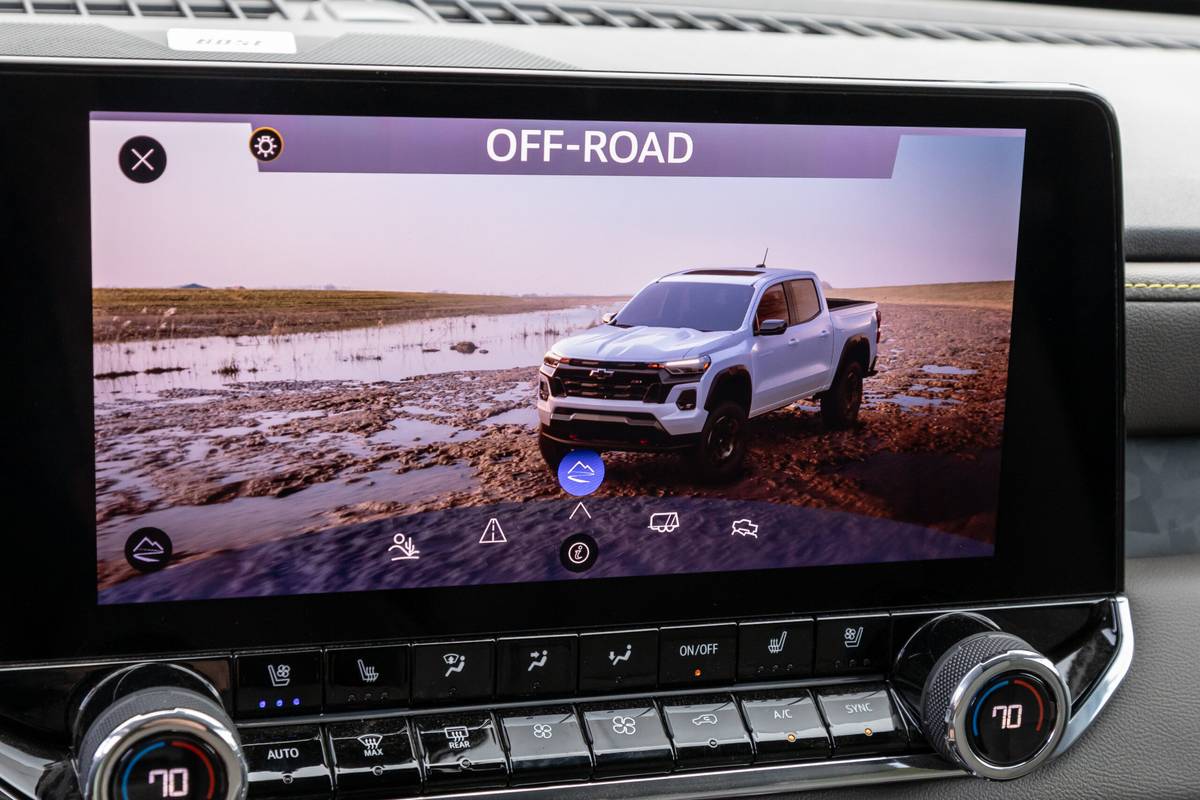 chevrolet colorado 4wd zr2 crew cab 2025 55 interior center stack display scaled jpg