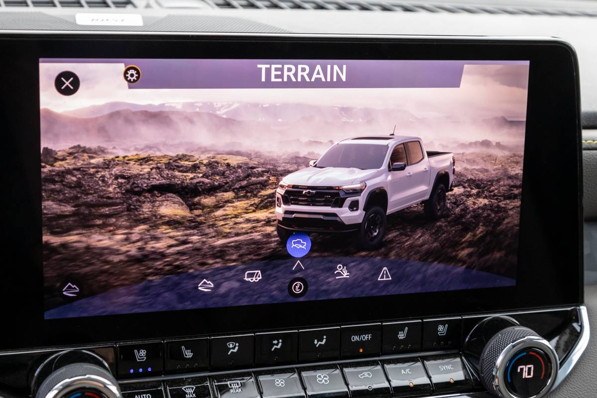 chevrolet colorado 4wd zr2 crew cab 2025 56 interior center stack display scaled jpg