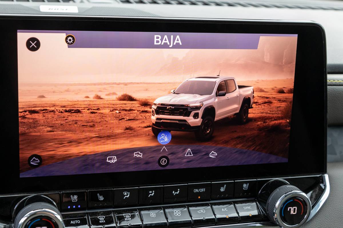 chevrolet colorado 4wd zr2 crew cab 2025 57 interior center stack display scaled jpg