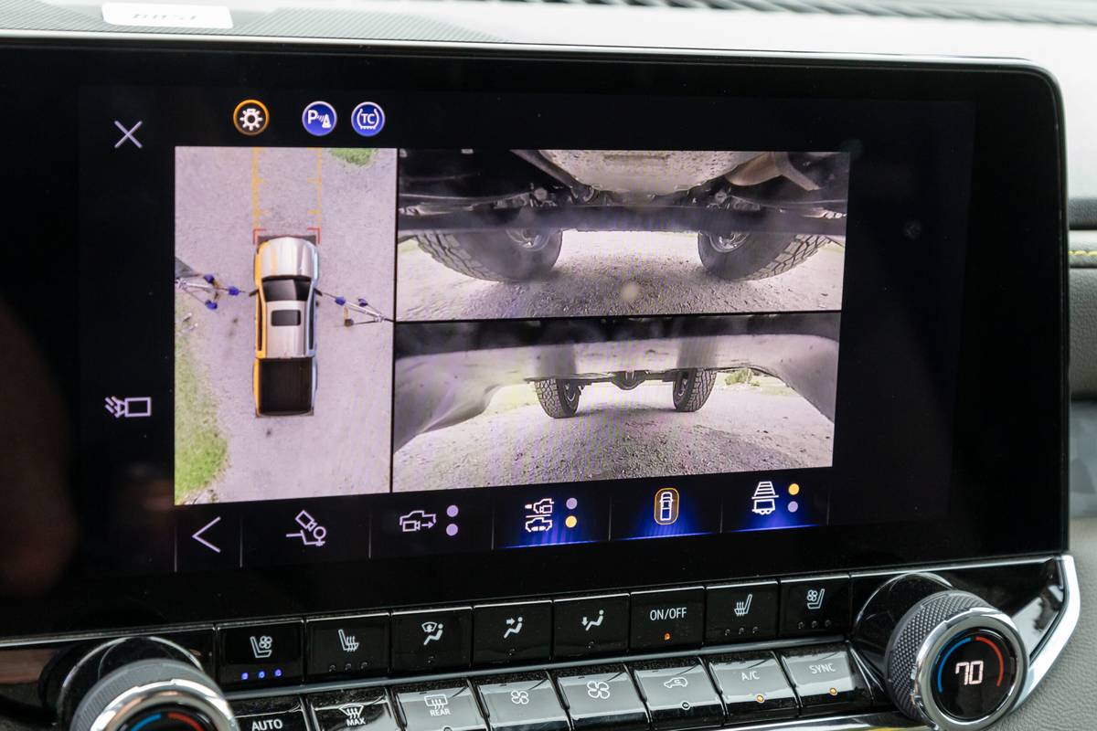 chevrolet colorado 4wd zr2 crew cab 2025 63 interior center stack display scaled jpg