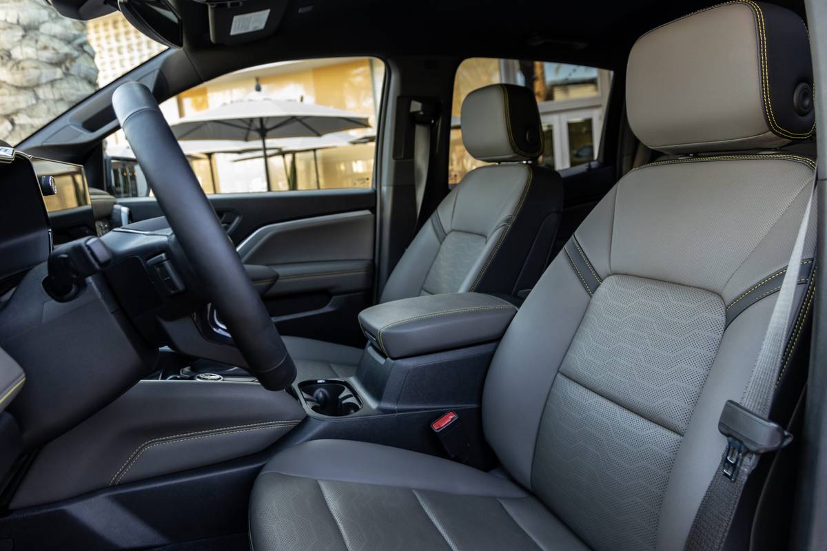 chevrolet colorado zr2 2024 05 interior front row seat scaled jpg