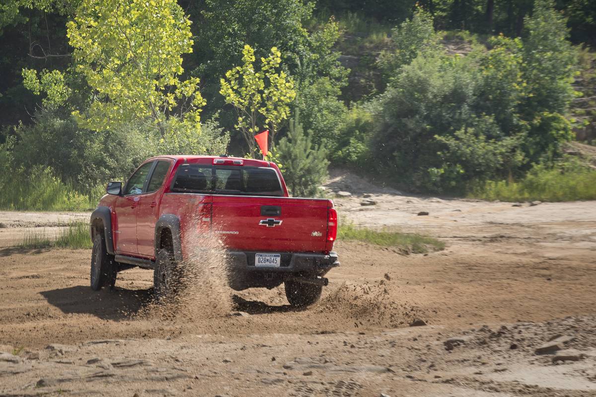 chevrolet colorado zr2 bison 2019 21 angle dynamic exterior off road rear red trees jpg