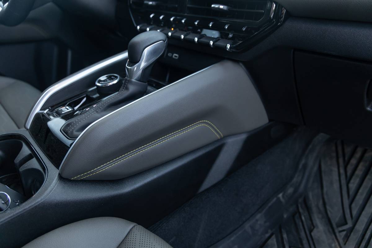 chevrolet colorado zr2 bison 2024 32 interior gearshift scaled jpg