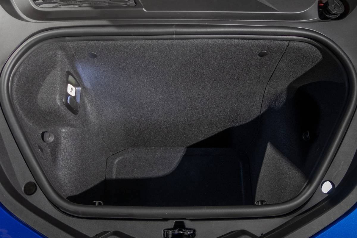 chevrolet corvette 2020 05 interior  trunk jpg