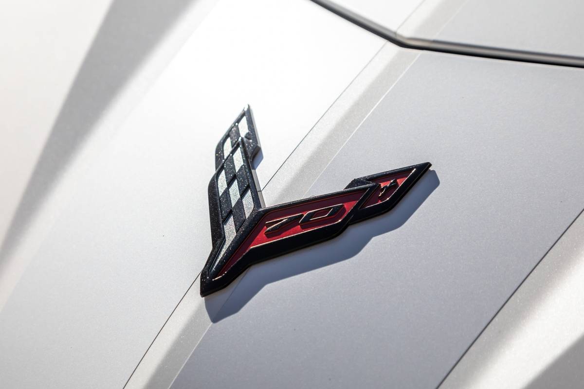 chevrolet corvette convertible 2023 03 exterior front badge scaled jpg