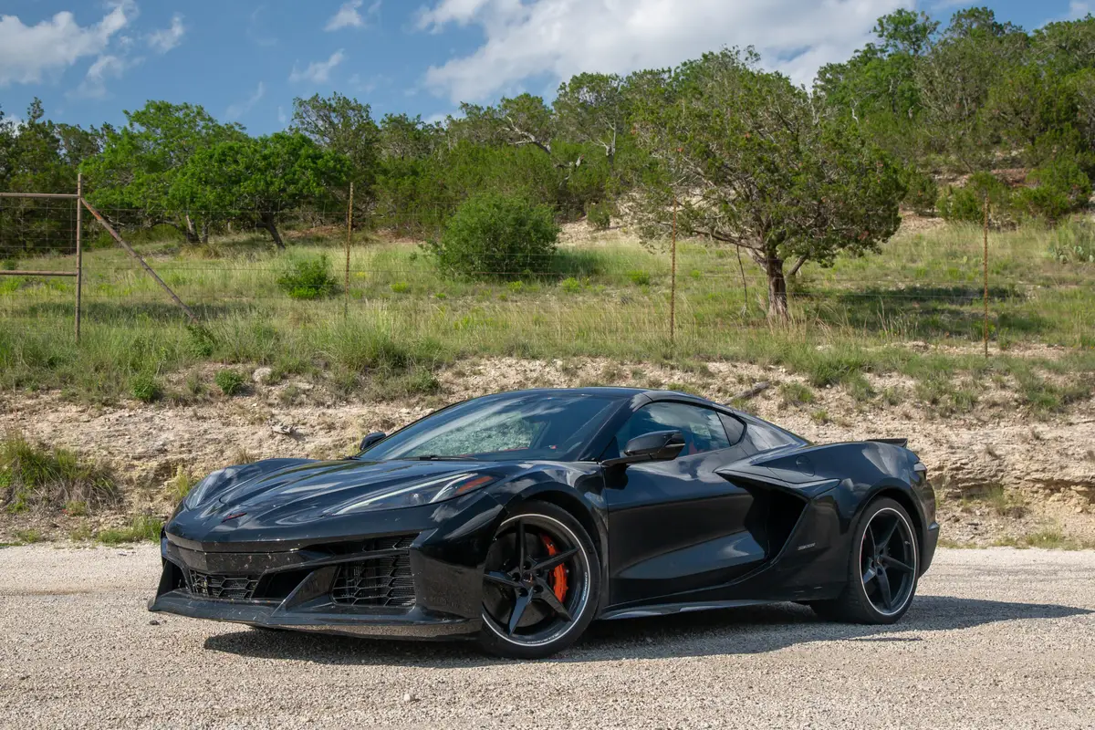 chevrolet corvette e ray 2025 01 exterior front angle scaled jpg