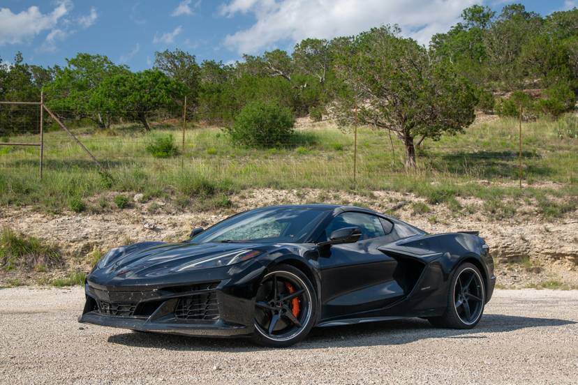 chevrolet-corvette-e-ray-2025-01-exterior-front-angle