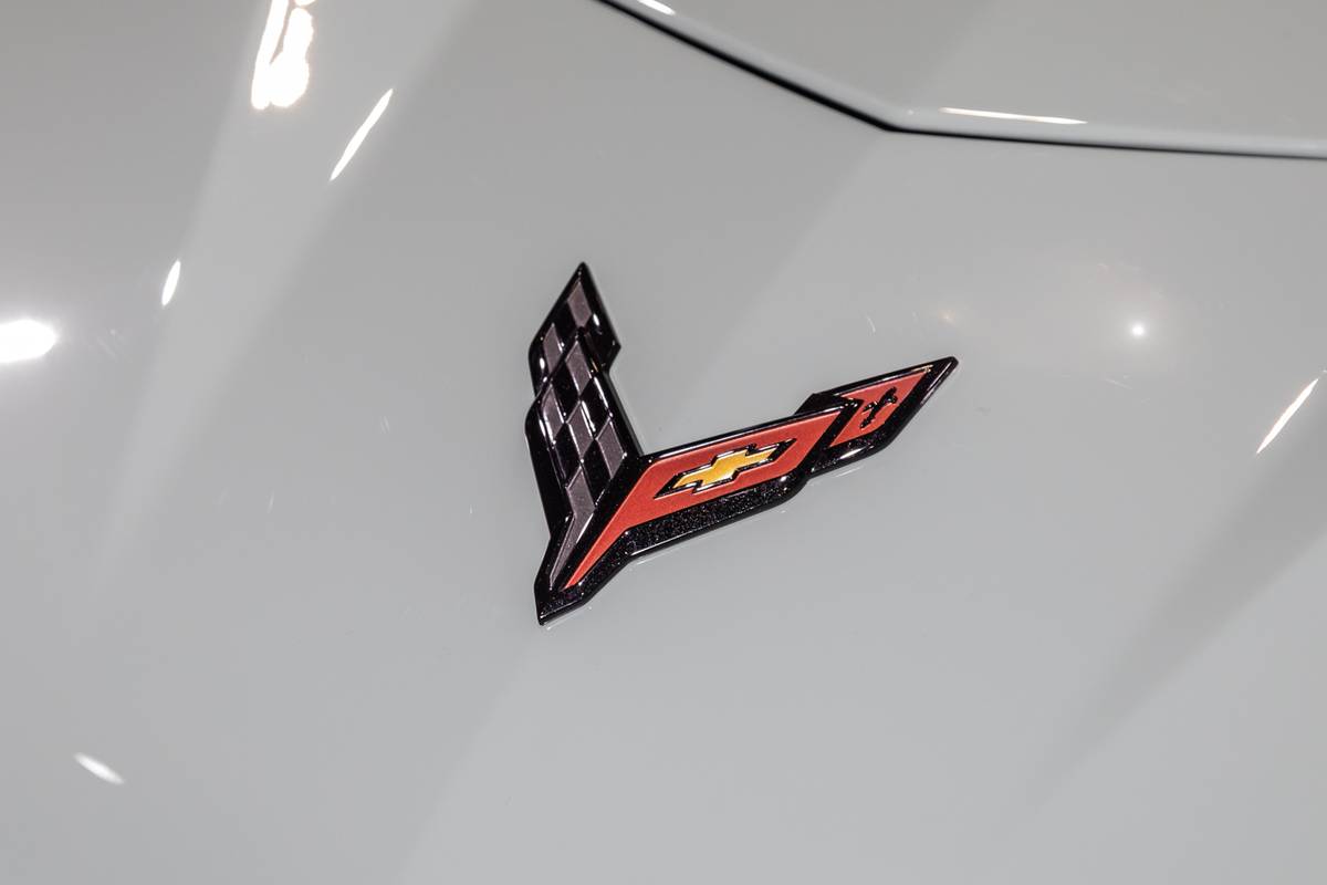 chevrolet corvette e ray 3lz convertible 2024 05 exterior front badge jpg