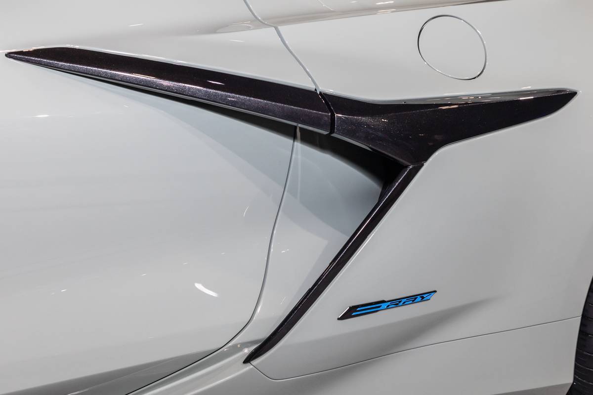 chevrolet corvette e ray 3lz convertible 2024 11 exterior profile badge detail jpg