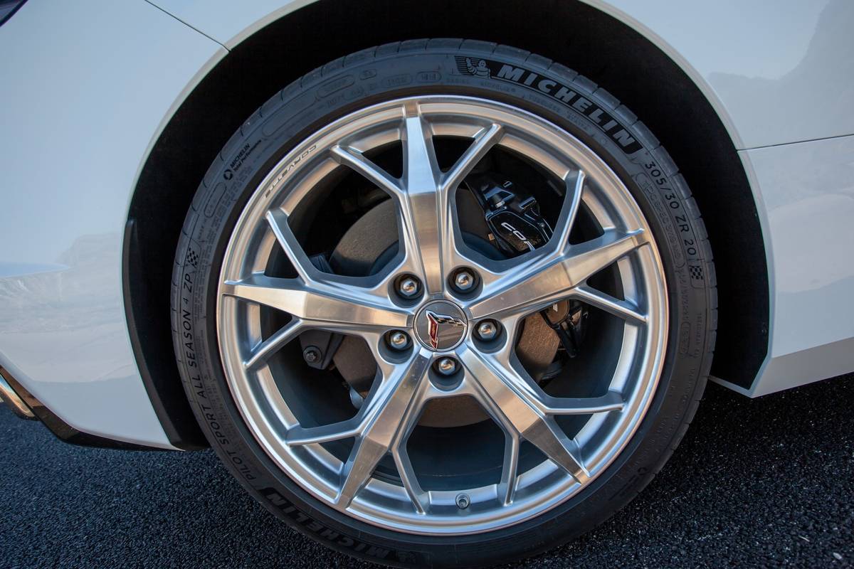 chevrolet-corvette-stingray-2020-12-badge--exterior--outdoors--wheel--white.jpg