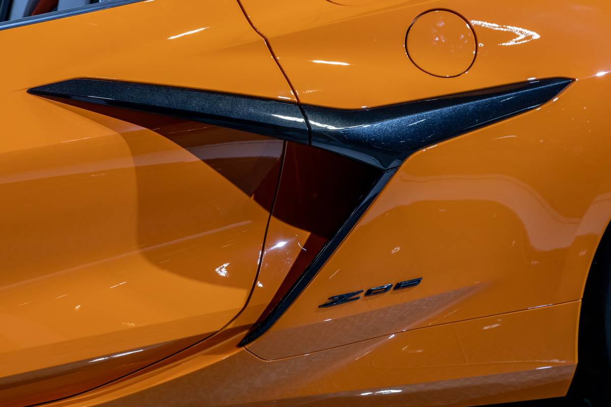 chevrolet corvette z06 3lz coupe 2023 23 badge detail exterior orange jpg