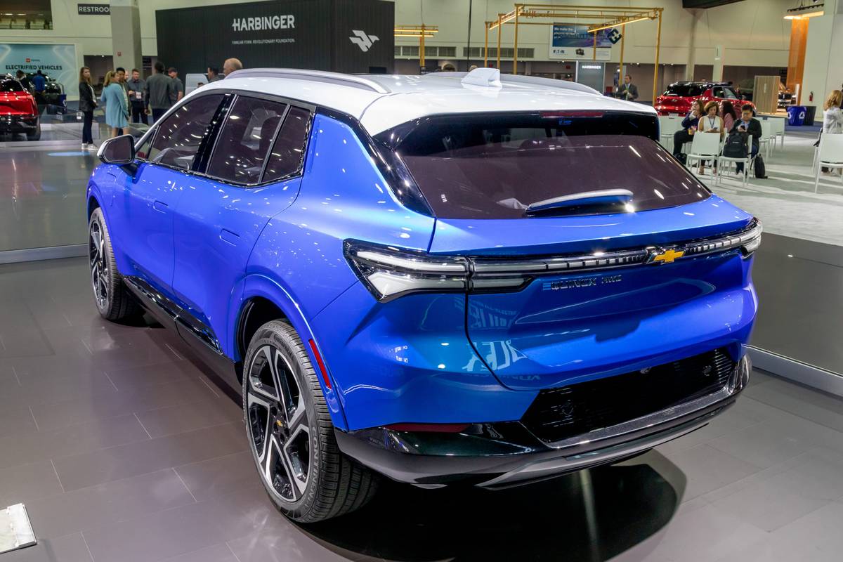 2024-chevrolet-equinox-ev-up-close-fighting-on-multiple-fronts-cars
