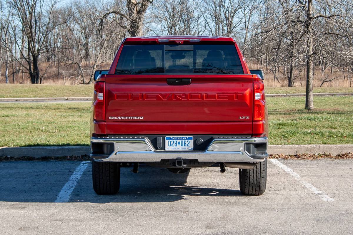 chevrolet-silverado-1500-2021-08-exterior--rear--red.jpg