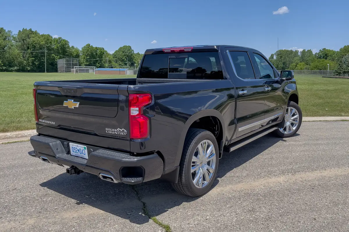 chevrolet-silverado-1500-high-country-2022-06-angle-arriere-exterieur