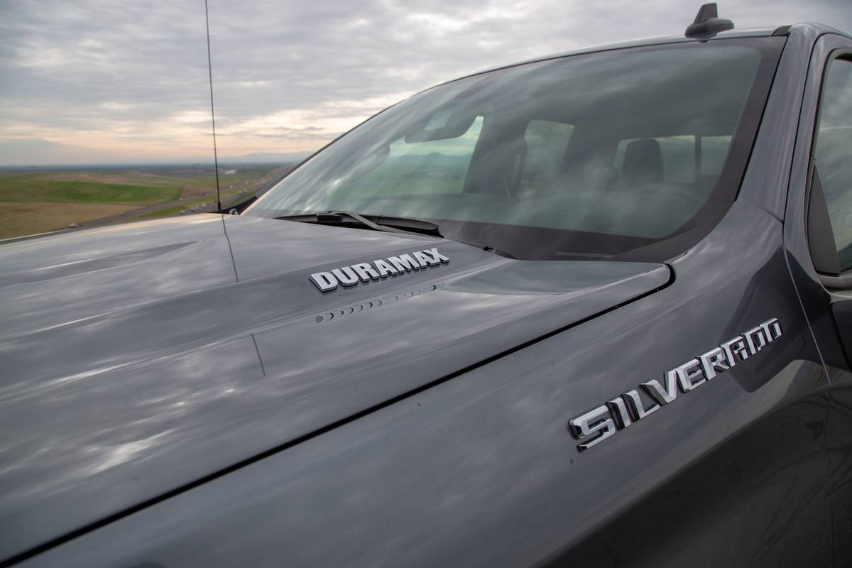 chevrolet-silverado-1500-rst-2020-02-badge--detail--exterior--front--grey.jpg