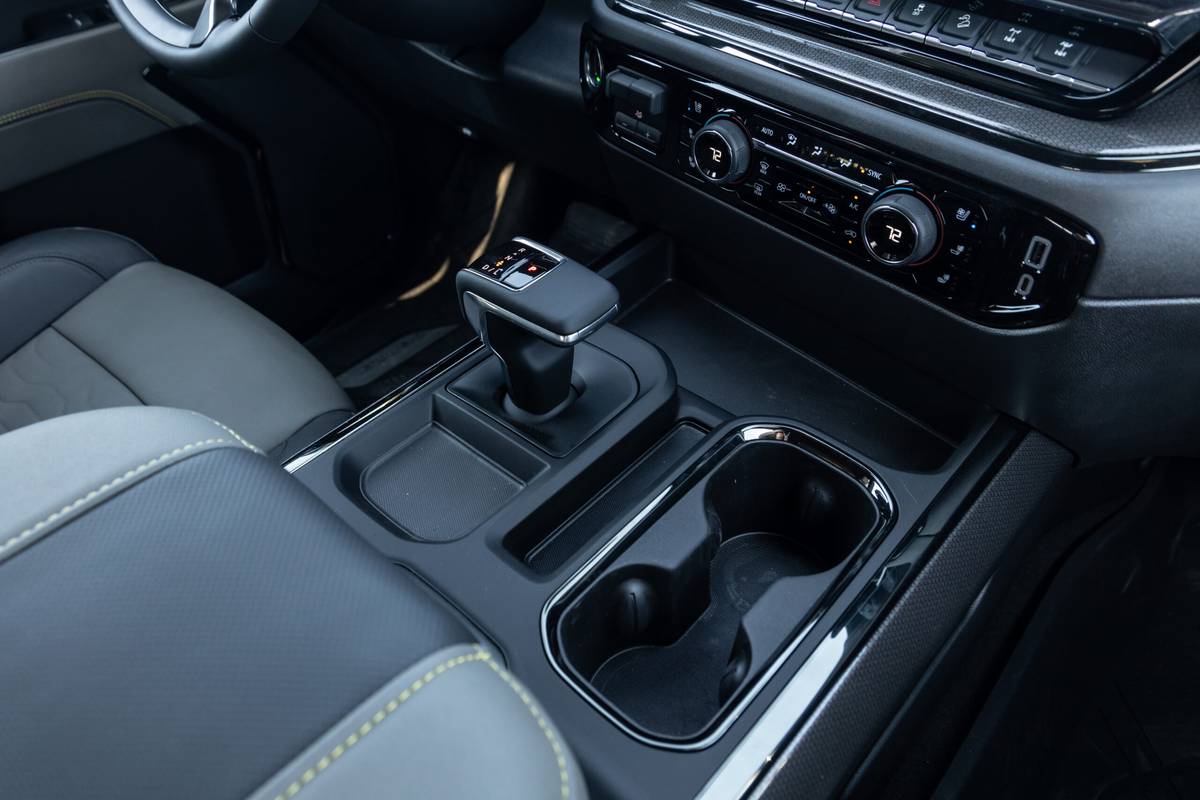 chevrolet silverado 1500 zr2 2024 12 interior front row scaled jpg