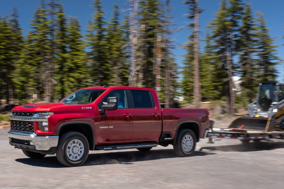 chevrolet-silverado-2500-2020-01-angle--dynamic--exterior--front--red--towing.jpg