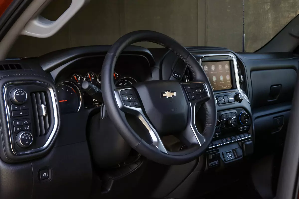 chevrolet-silverado-2500-2020-22-front-row--interior--steering-wheel.jpg