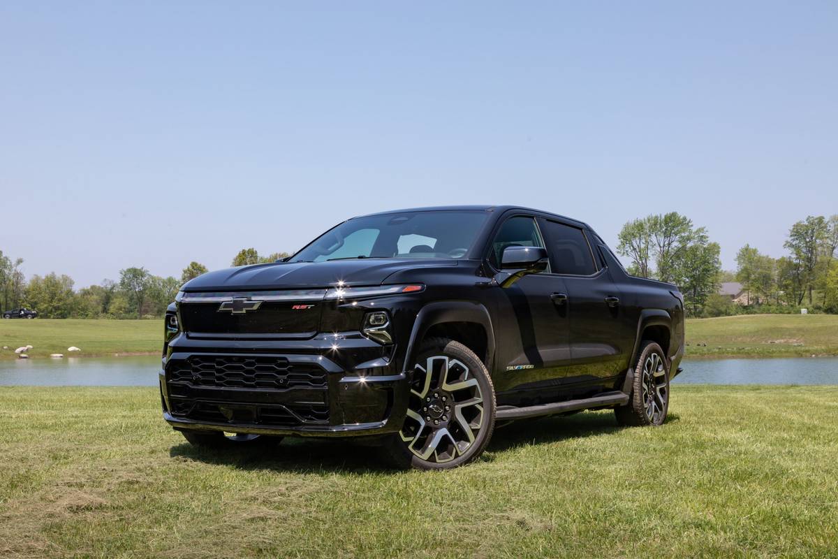 chevrolet silverado ev rst 2024 03 exterior front angle scaled jpg