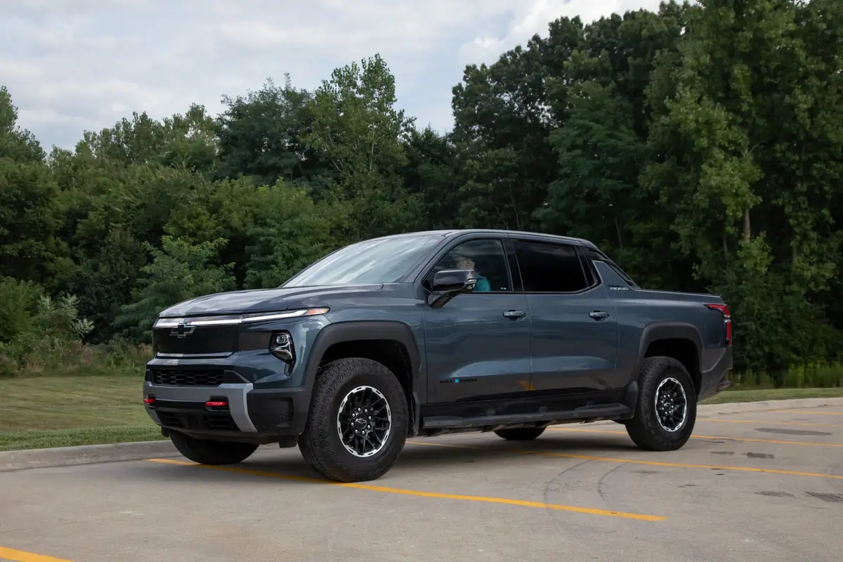 chevrolet silverado ev trail boss 2026 01 exterior front angle scaled jpg