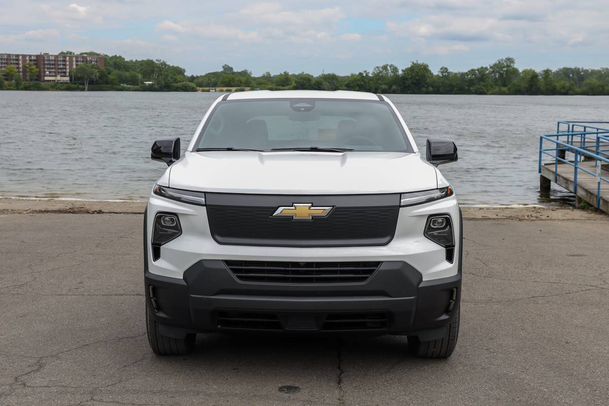 chevrolet silverado ev wt 2024 02 exterior front scaled jpg