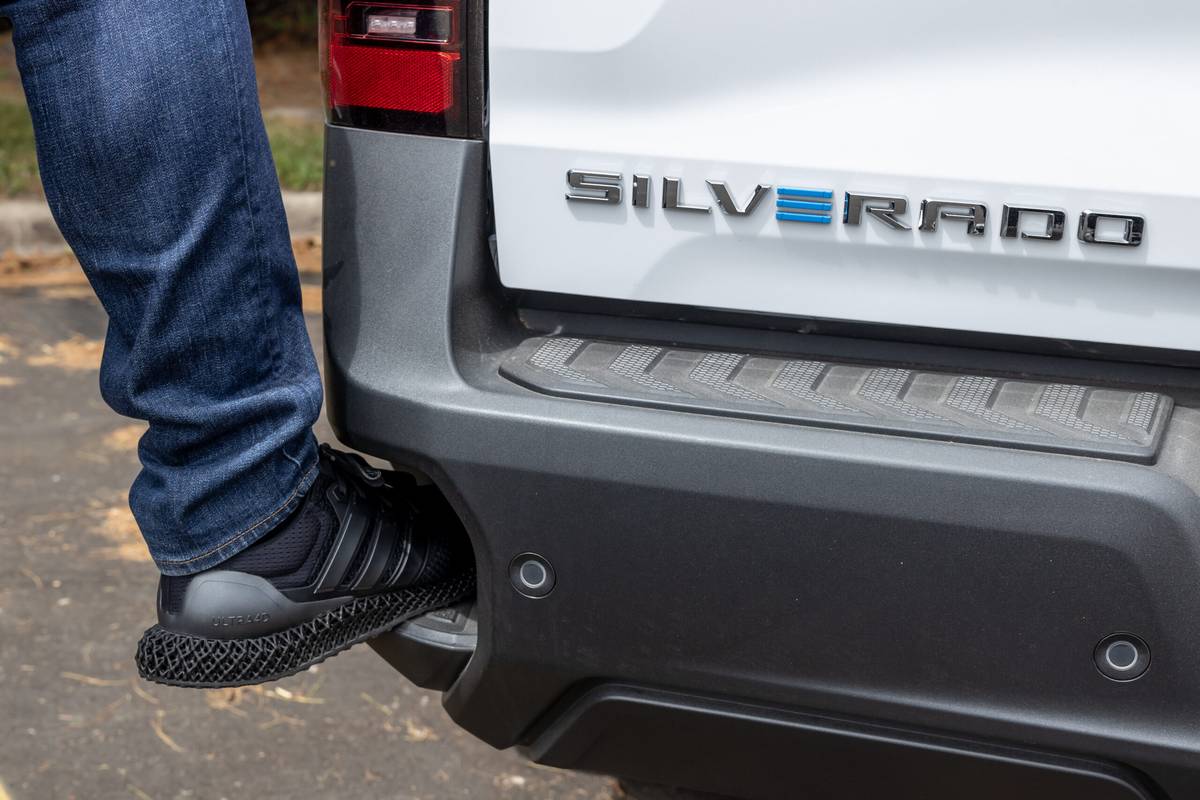 chevrolet silverado ev wt 2024 19 exterior rear step scaled jpg