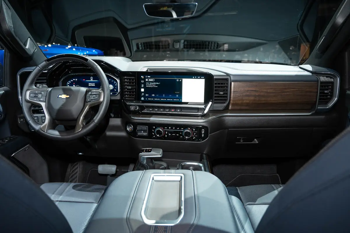 Chevrolet Silverado High Country 2022 04 Cockpit Shot Dashboard Front Row Interior 