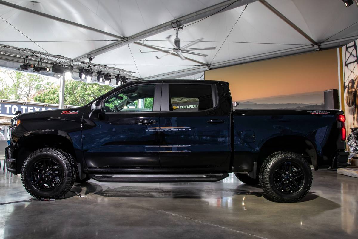 2020 silverado hot sale midnight edition