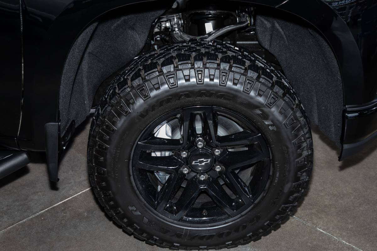 chevrolet silverado midnight edition 2020 13 exterior wheel scaled jpg