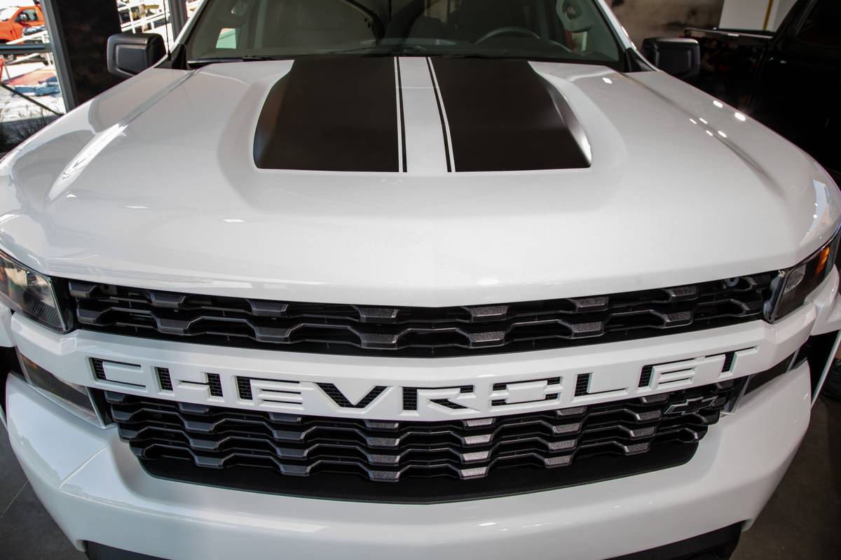 chevrolet silverado rally edition 2020 04 detail exterior front grille white scaled jpg