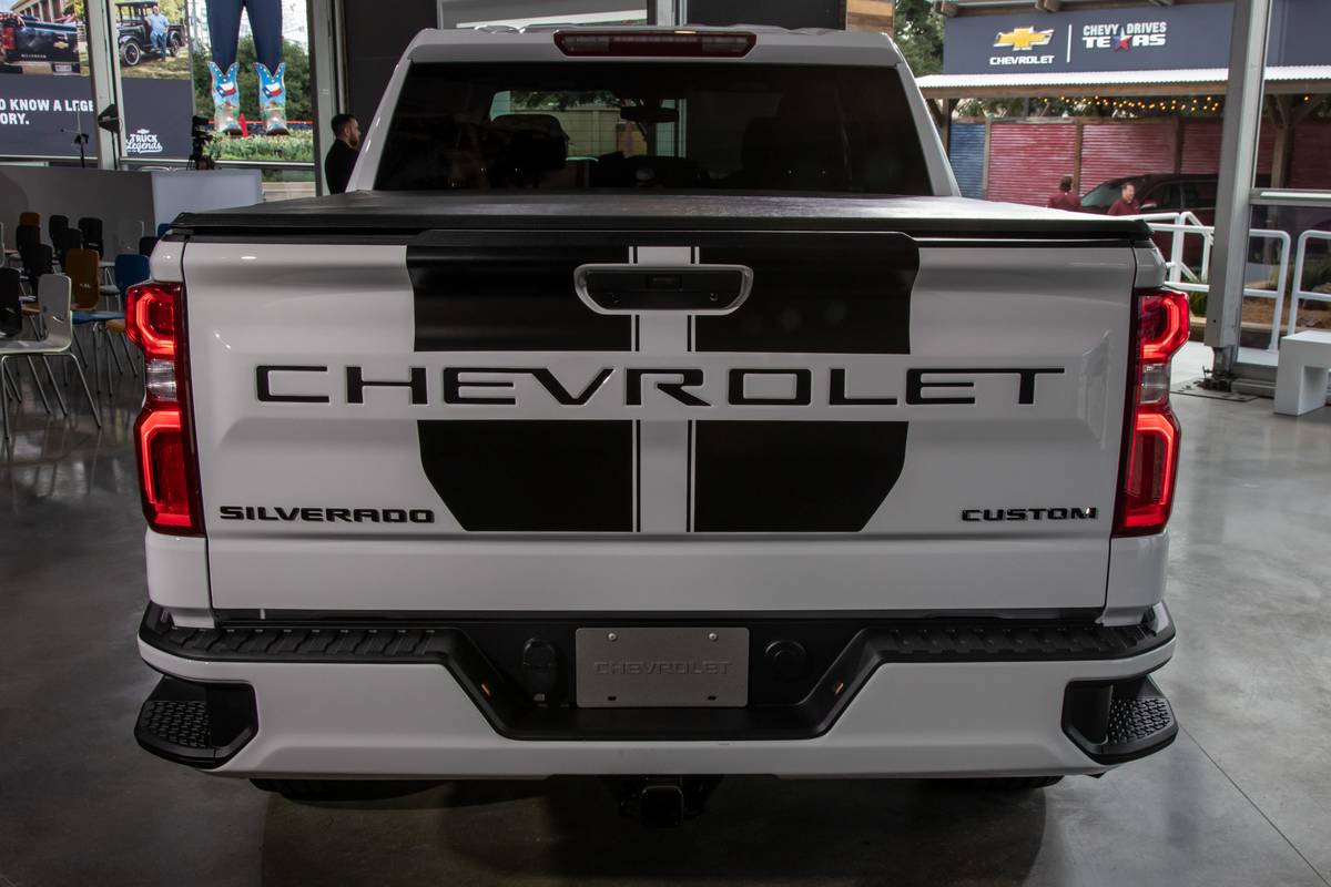 chevrolet silverado rally edition 2020 08 exterior rear white scaled jpg