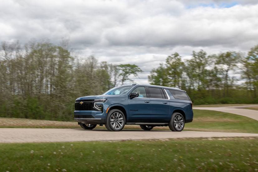 chevrolet-suburban-4wd-ls-2026-01-exterior-dynamic-front-angle