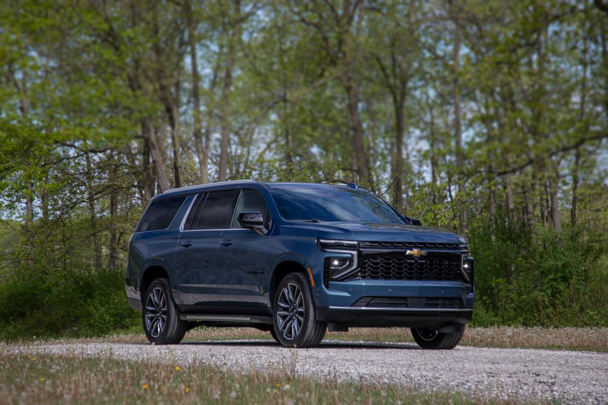 chevrolet suburban 4wd ls 2026 03 exterior front angle jpg