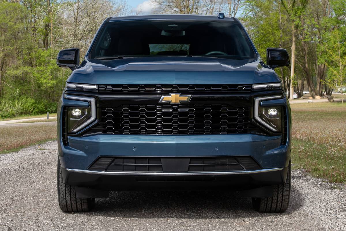 chevrolet suburban 4wd ls 2026 04 exterior front jpg