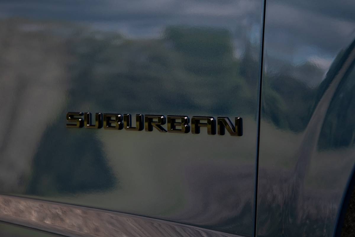 chevrolet suburban 4wd ls 2026 10 exterior profile badge jpg