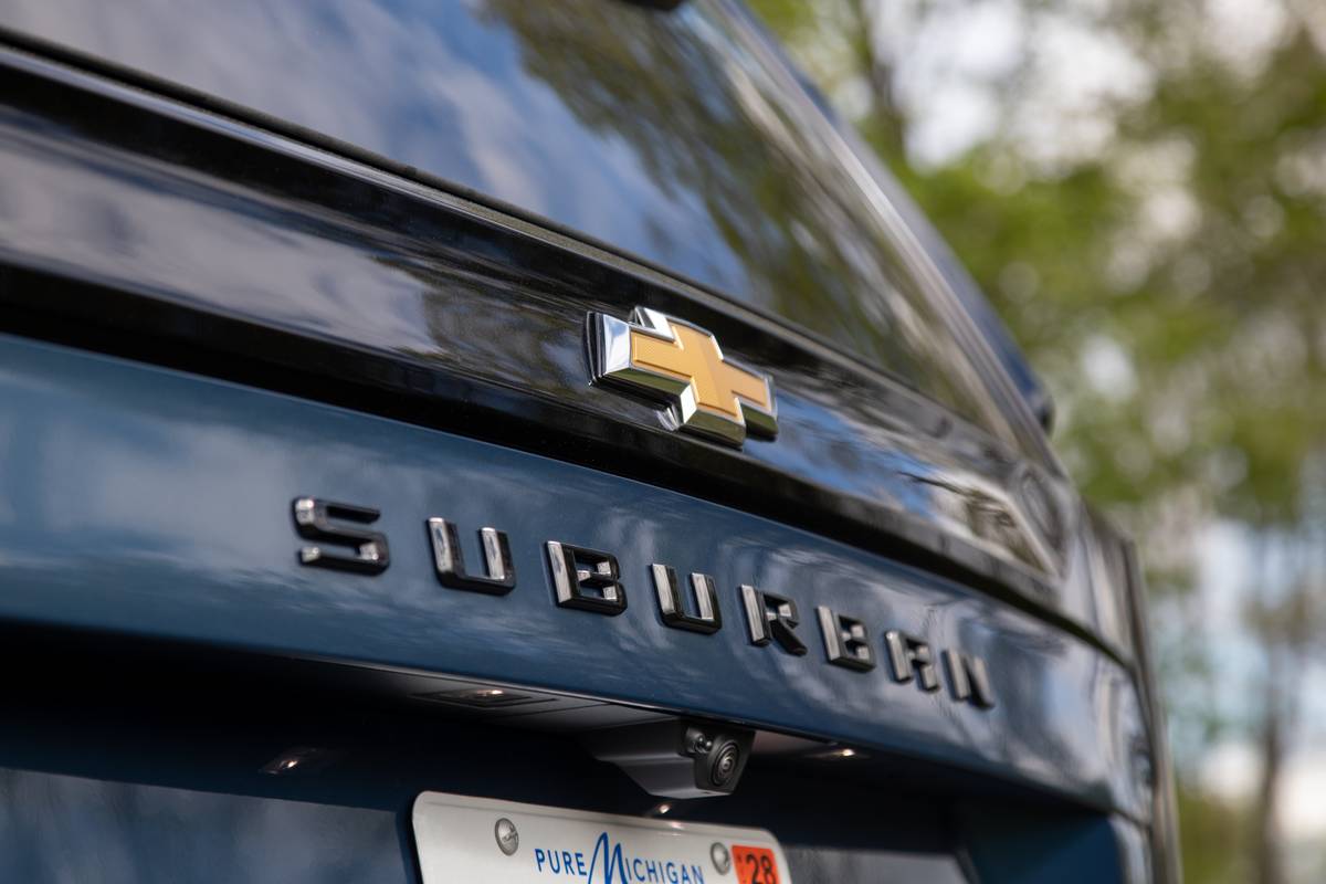 chevrolet suburban 4wd ls 2026 13 exterior rear badge jpg