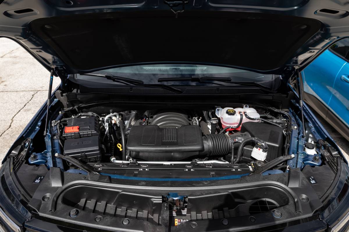 chevrolet suburban 4wd ls 2026 14 interior engine jpg
