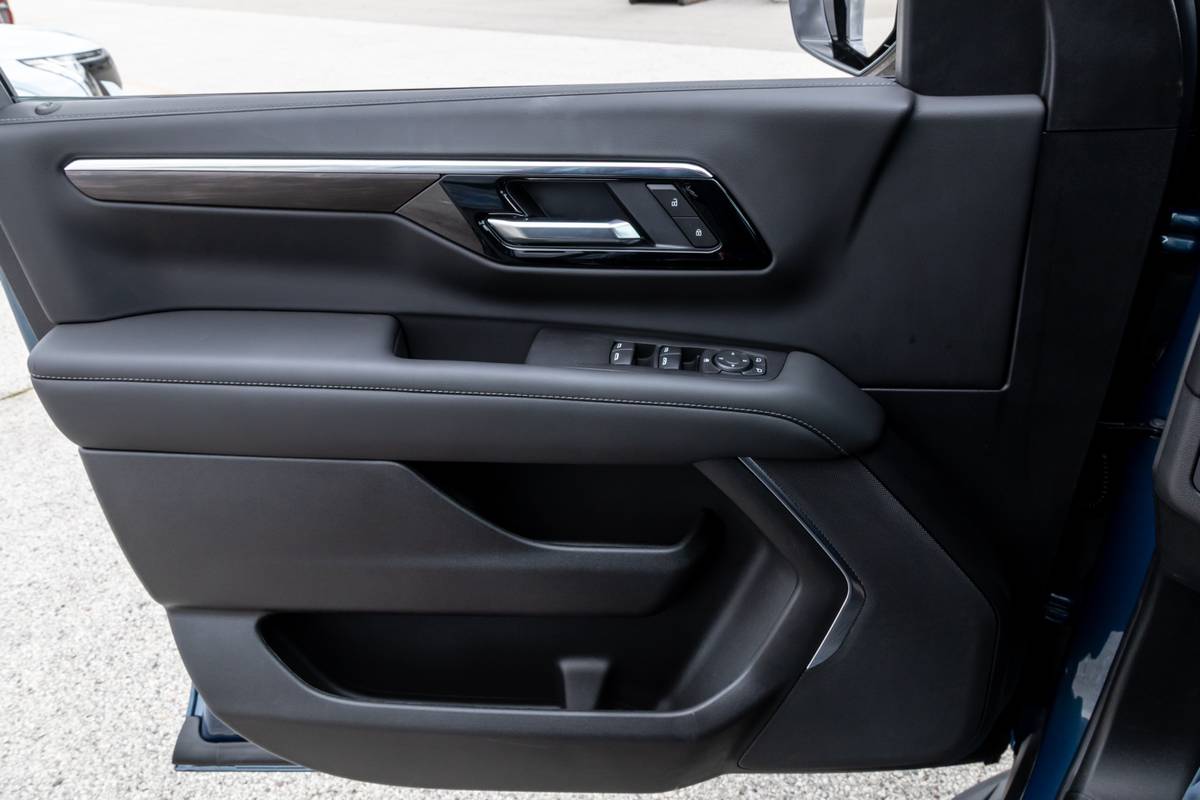 chevrolet suburban 4wd ls 2026 37 interior door jpg