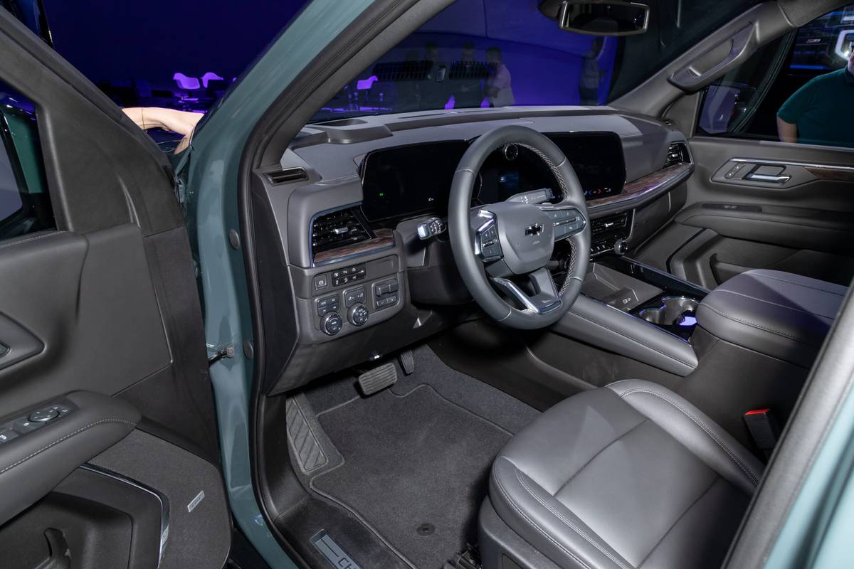 chevrolet tahoe z71 2025 12 interior front row scaled jpg