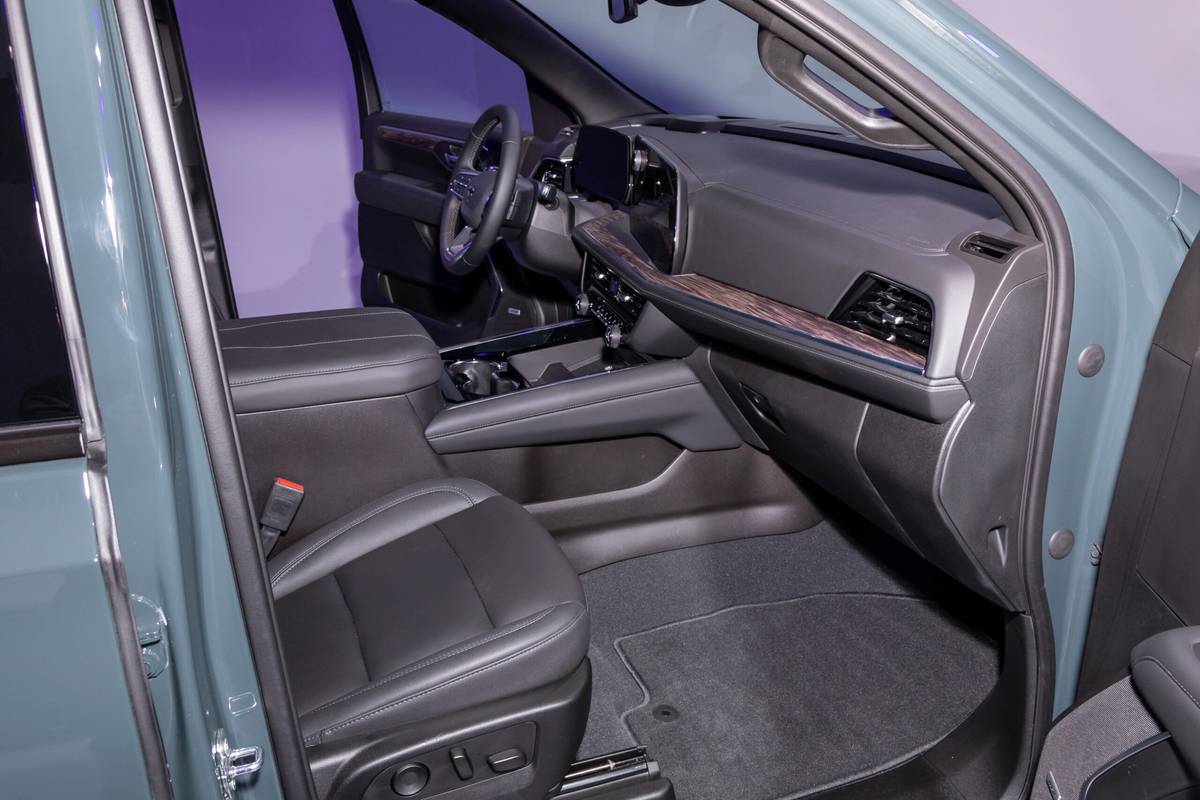 chevrolet tahoe z71 2025 14 interior front row scaled jpg