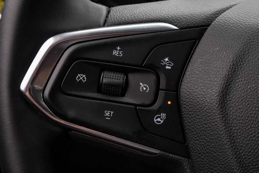 chevrolet-trax-activ-1.2l-turbo-2024-19-interior-steering-wheel-controls