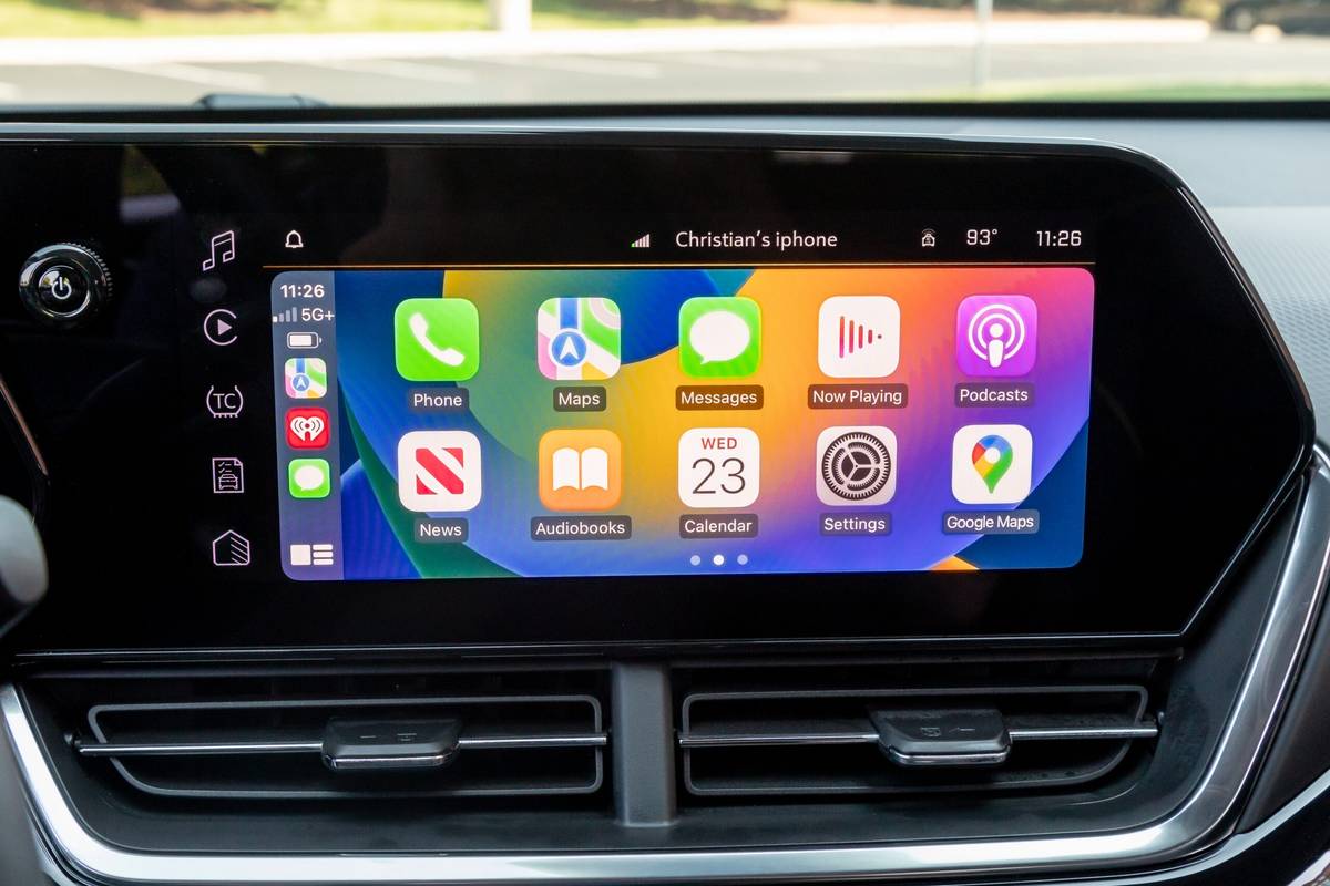 chevrolet trax activ 1 2l turbo 2024 24 interior center stack display scaled jpg