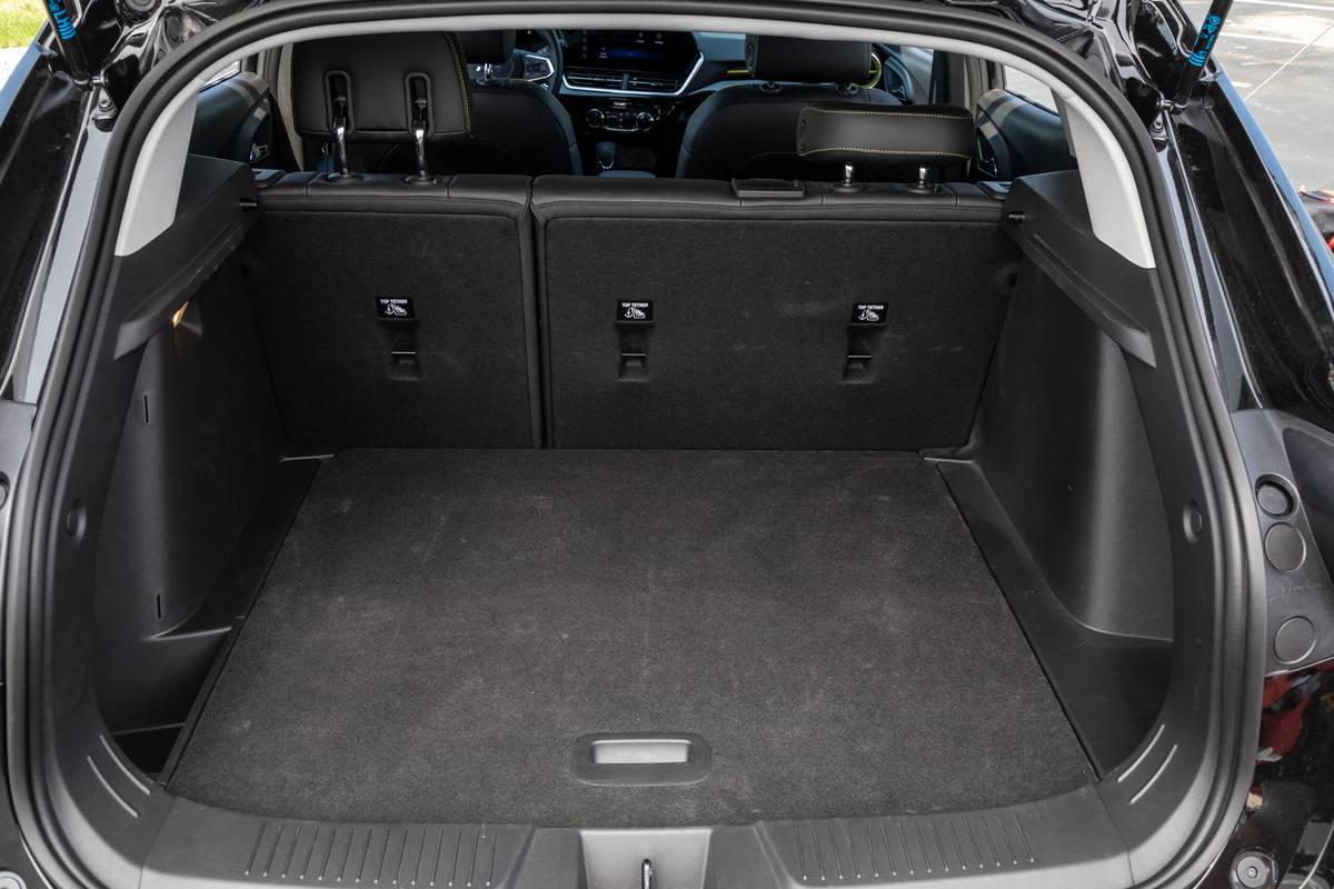 chevrolet trax activ 1 2l turbo 2024 42 interior cargo scaled jpg