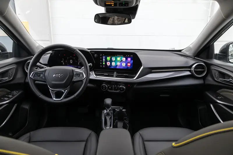 chevrolet-trax-activ-2026-13-interior-front-row