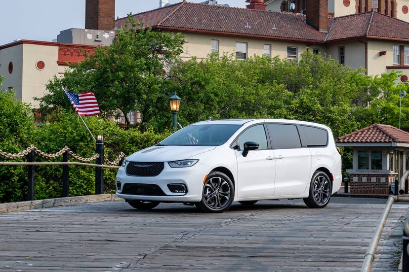 chrysler-pacifica-100th-anniversary-edition-2025-exterior-oem-03