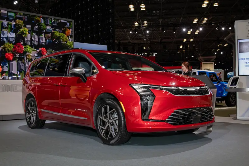 chrysler-pacifica-2027-01-exterior-front-angle