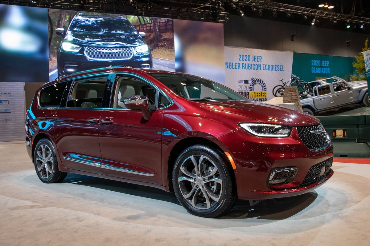chrysler pacifica limited 2021 2 angle  exterior  front  red jpg
