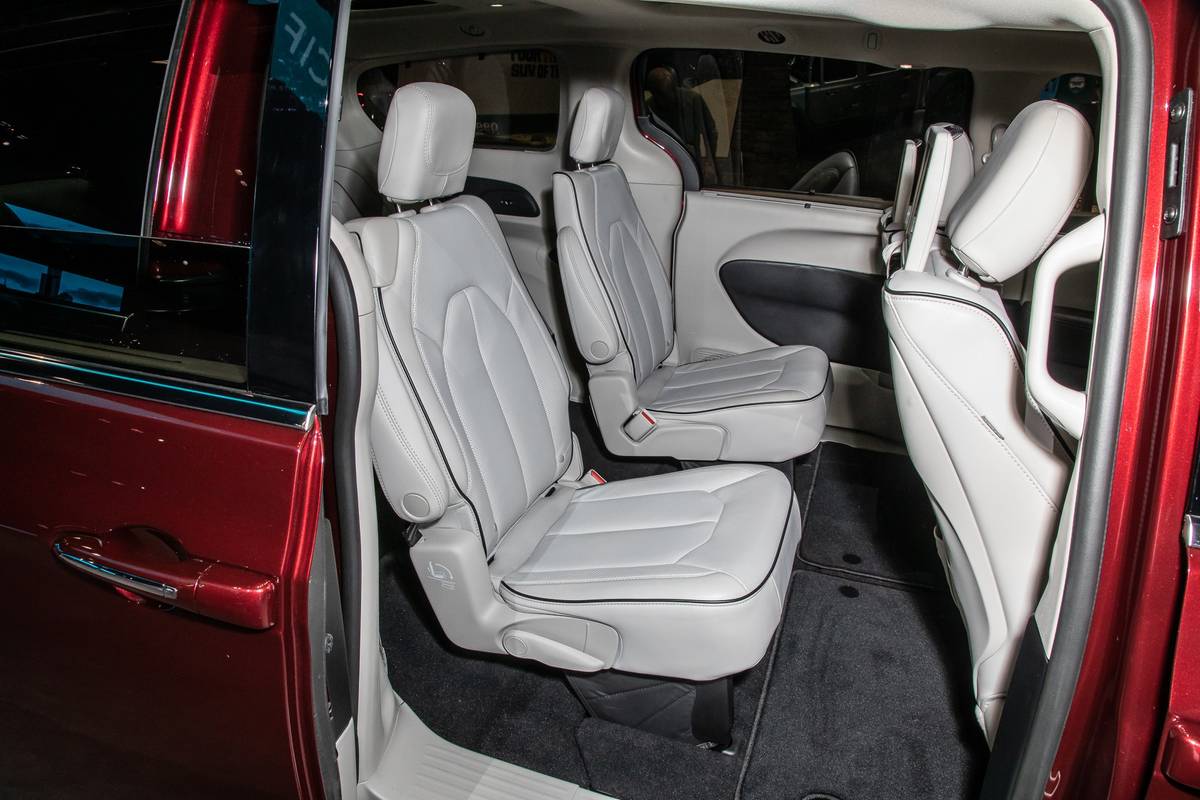 chrysler pacifica limited 2021 4 interior  second row jpg