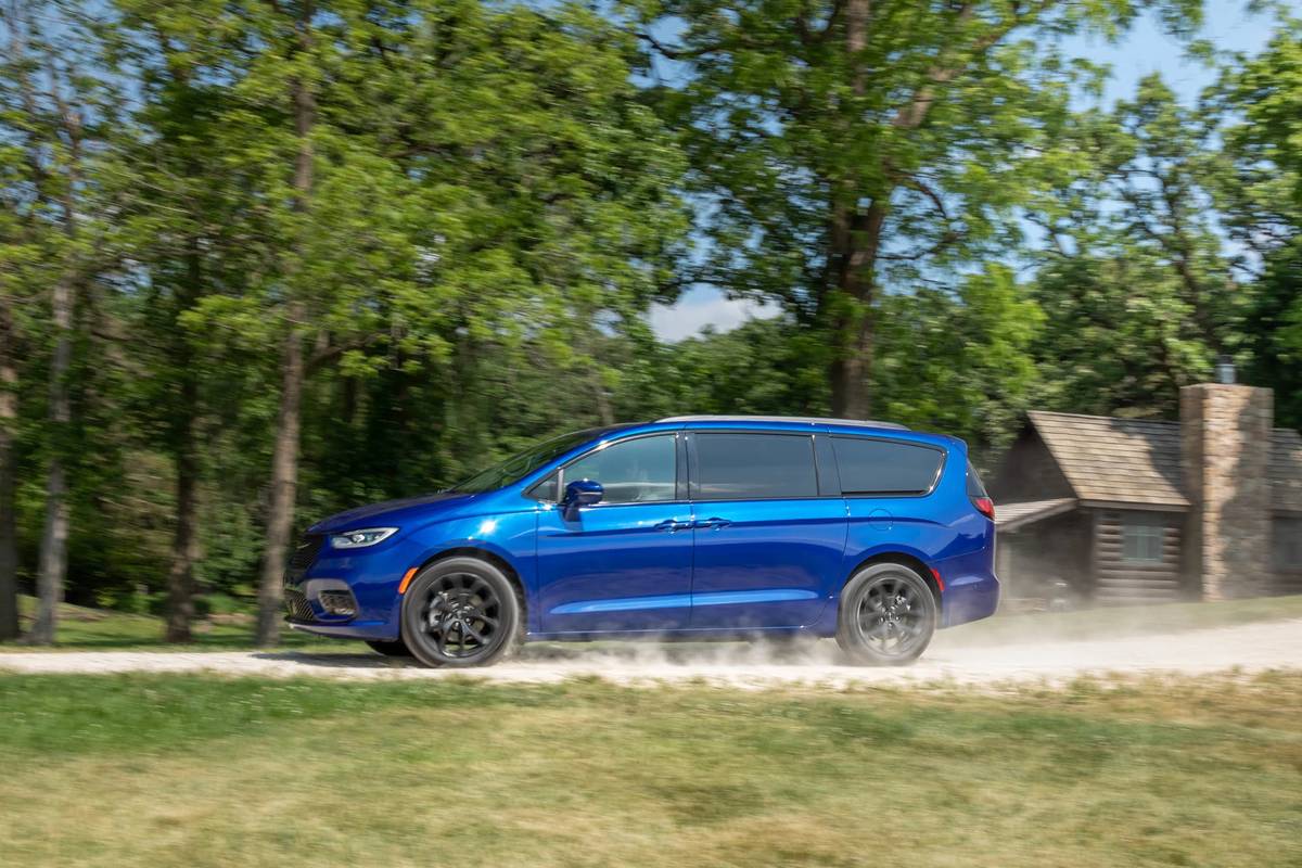 chrysler-pacifica-limited-awd-s-appearance-2021-01-blue--dynamic--exterior--profile.jpg