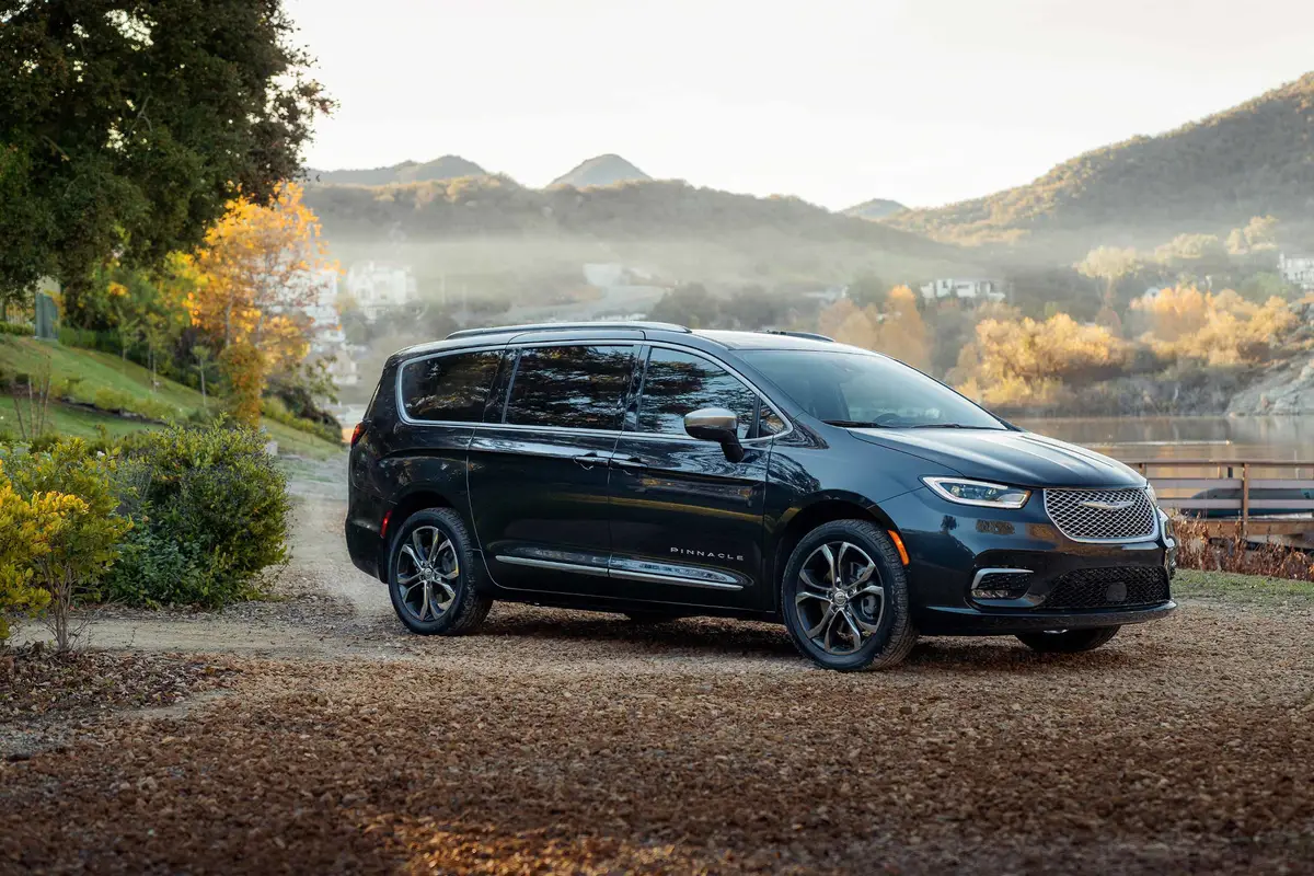 chrysler pacifica pinnacle 2021 01 angle  black  exterior  front jpg